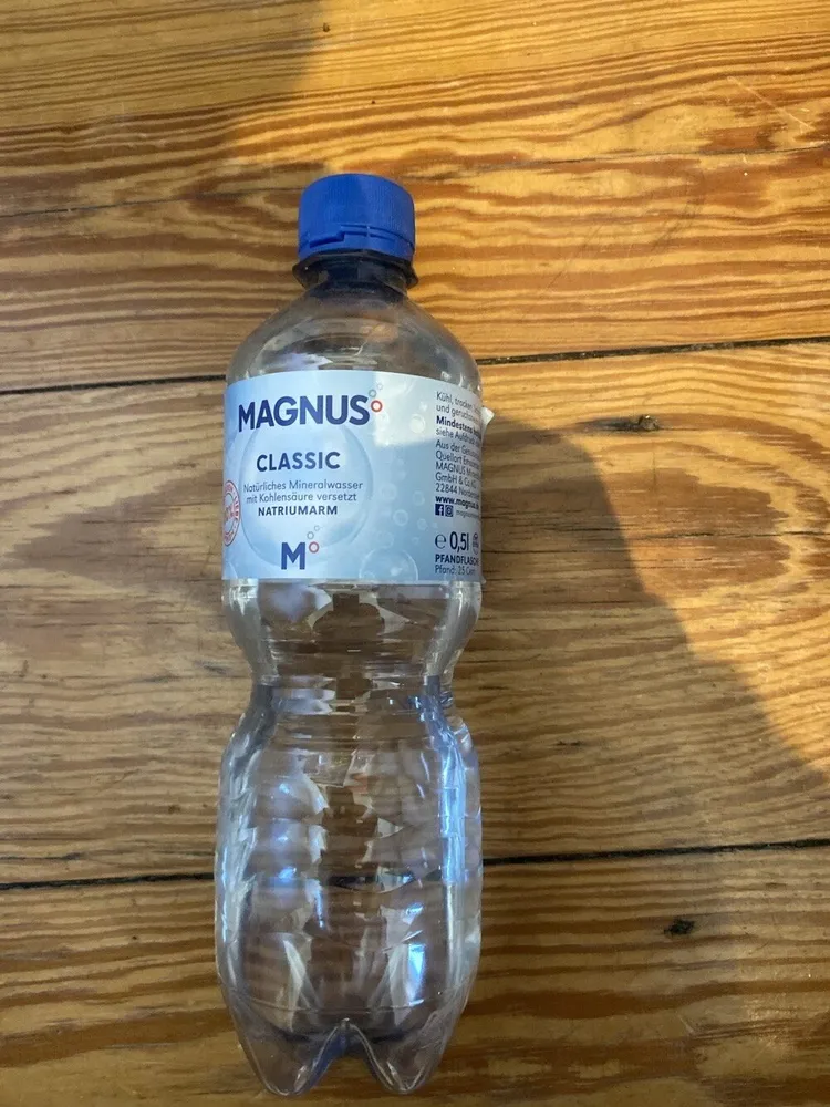 MAGNUS Classic Natürliches Mineralwasser mit Kohlensäure versetzt