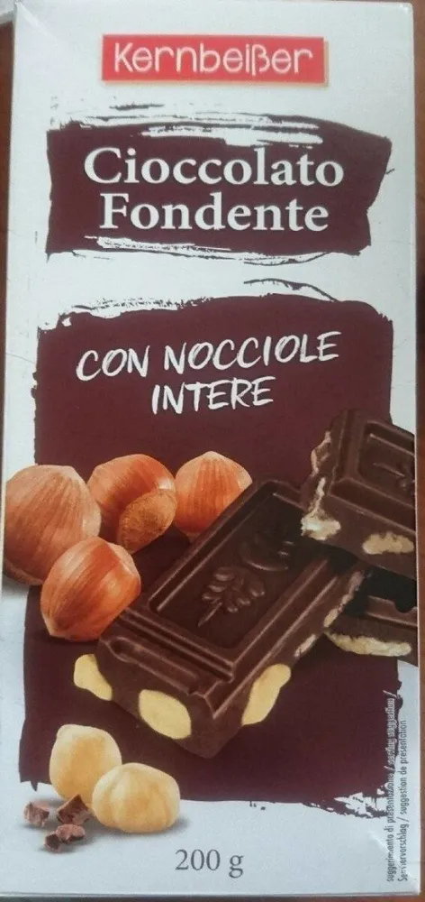 Cioccolato fondente con nocciole intere