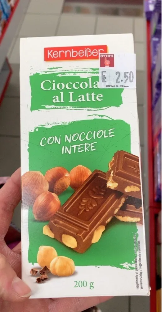Cioccolato al latte con nocciole intere