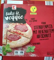 Vegane Steinofenpizza mit herzhaftem Aufschnitt