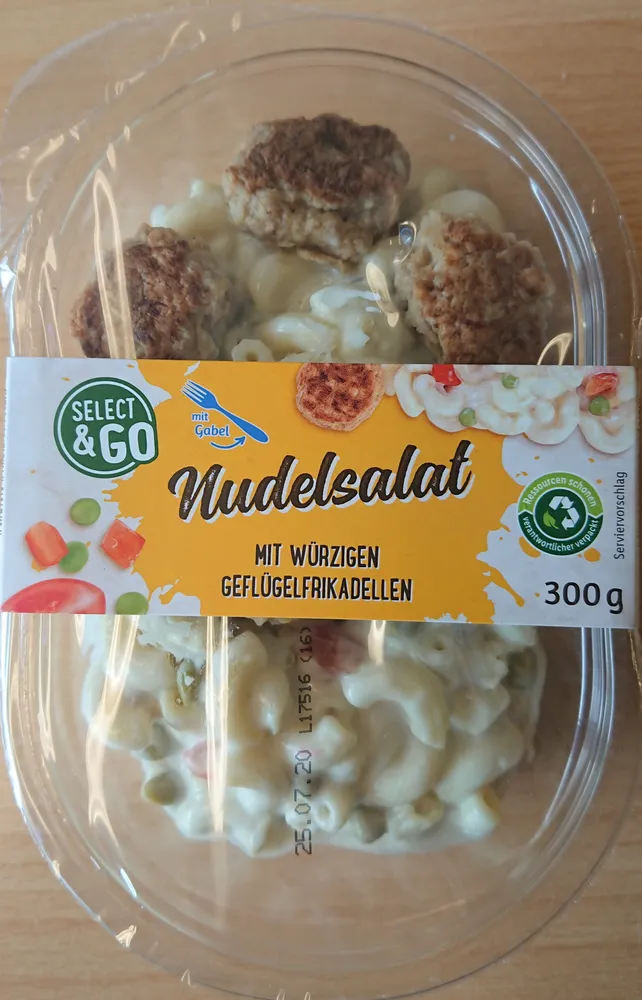 Nudelsalat mit Geflügelfrikadellen