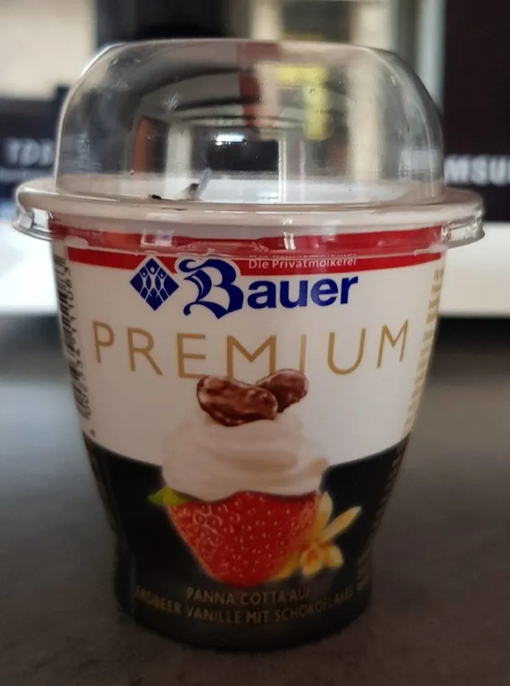 Panna Cotta auf Erdbeer-Vanille mit Schokoflakes