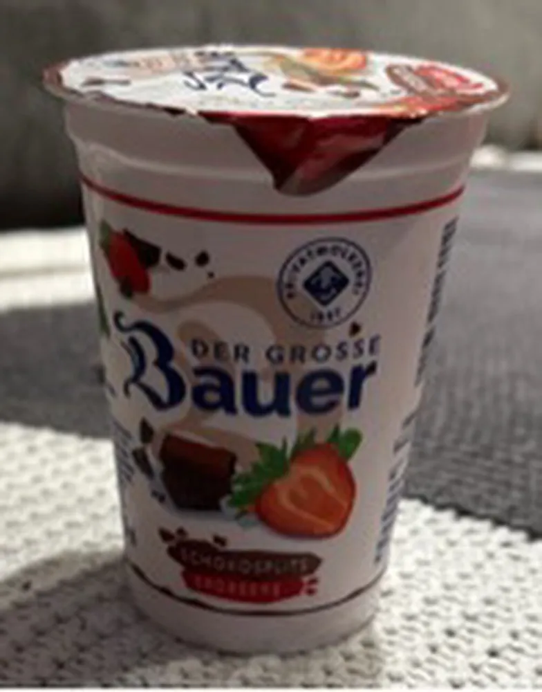 Bauer Der Große Bauer Schokosplits-Erdbeere 4002334116002 Joghurt mild mit 18% Erdbeer-Schokoladensplitzubereitung, 3,5% Fett im Milchanteil