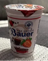 Bauer Der Große Bauer Schokosplits-Erdbeere 4002334116002 Joghurt mild mit 18% Erdbeer-Schokoladensplitzubereitung, 3,5% Fett im Milchanteil