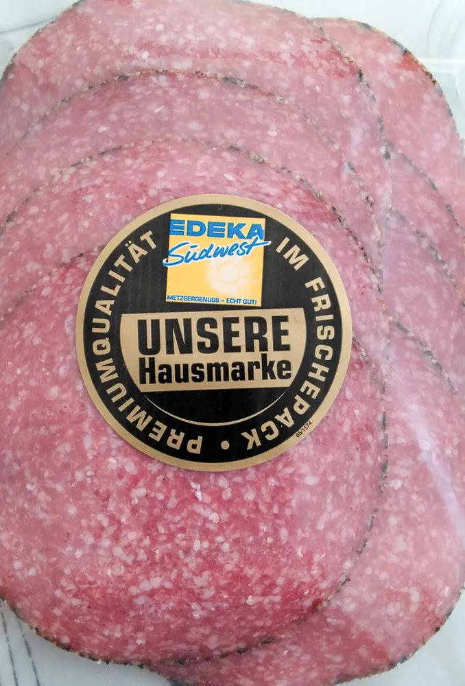 Pfeffersalami im Pfeffermaltel geräuchert