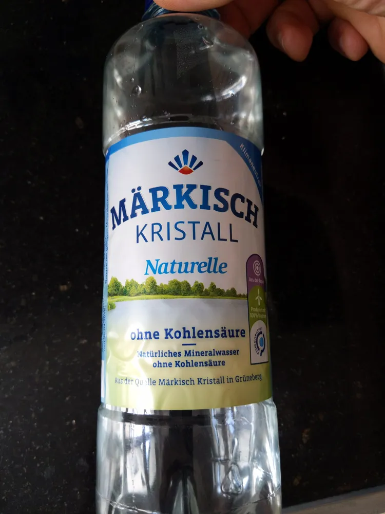 Natürliches Mineralwasser ohne Kohlensäure