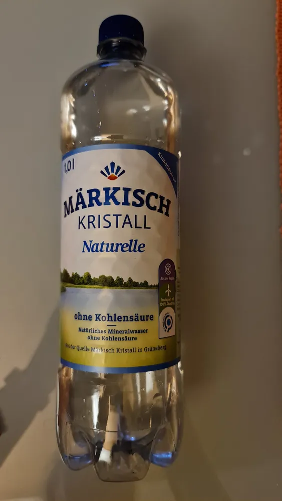 Natürliches Mineralwasser ohne Kohlensäure