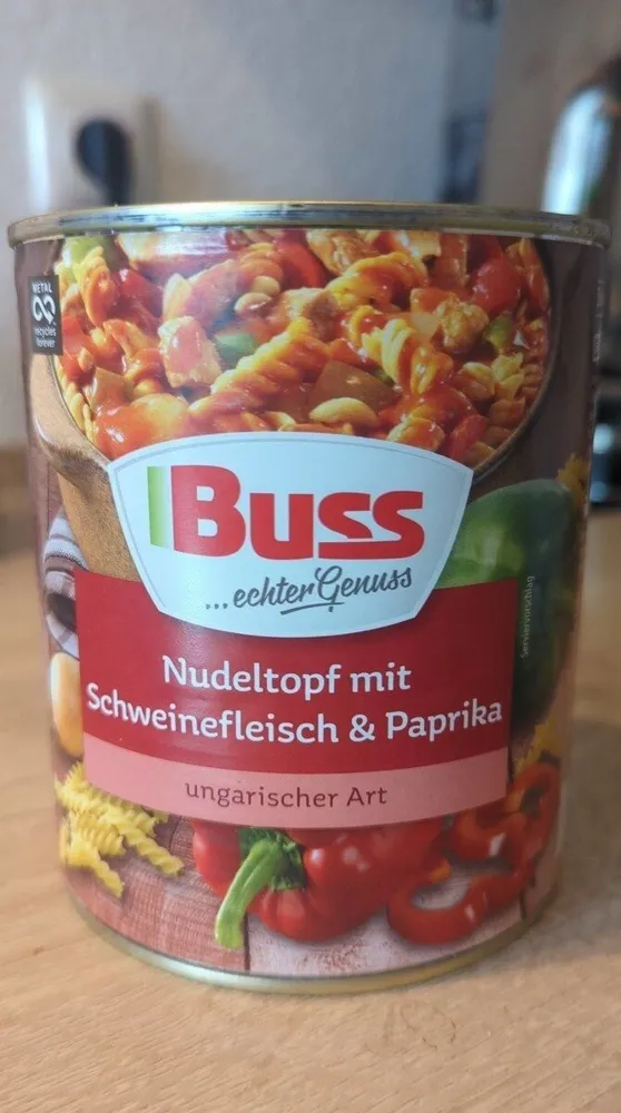 Nudeltopf mit Schweinefleisch und Paprika