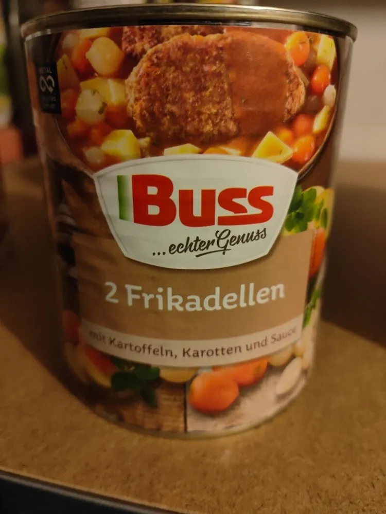 2 Frikadellen mit Katroffeln, Karotten und Sauce