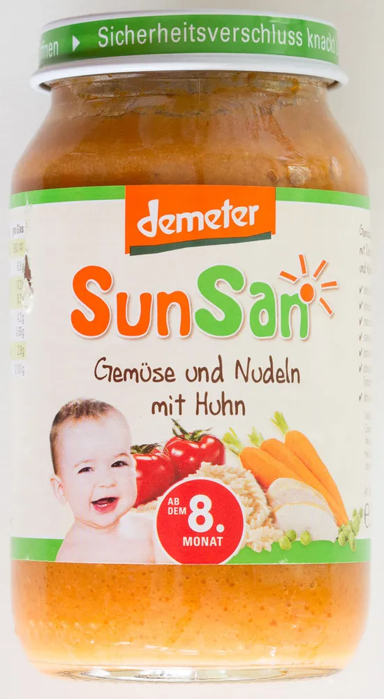 Gemüse und Nudeln mit Huhn