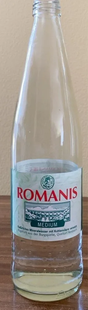 Natürliches Mineralwasser mit Kohlensäure versetzt.