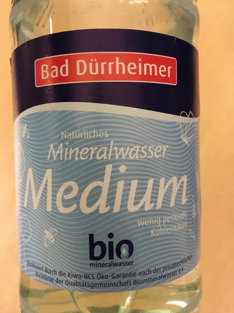 Natürliches Mineralwasser Medium