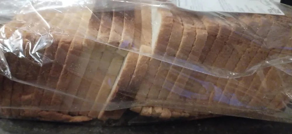 Pain sandwich blanc coupé
