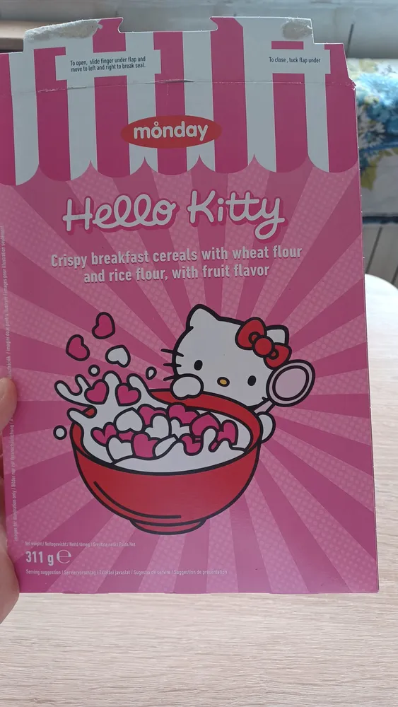 Hello Kitty Crispy breakfast cereals with wheat flour and rice flour, with fruit flavor
