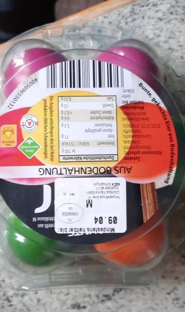 Buntes gekochtes eier aus bodenhaltung