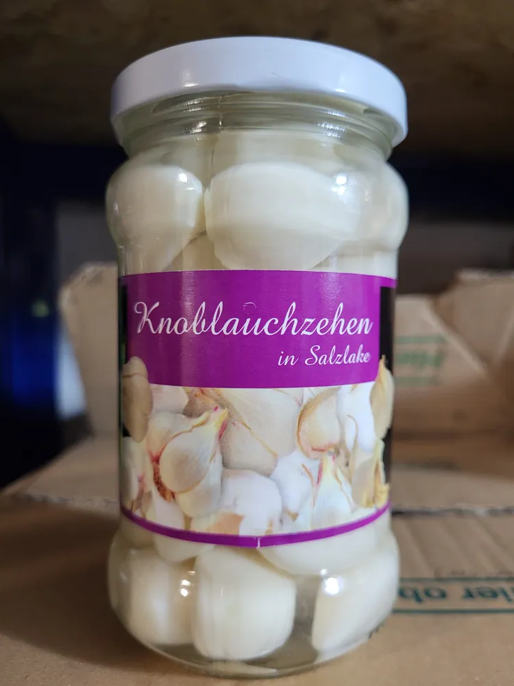 Knoblauchzehen in salzlake