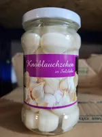 Knoblauchzehen in salzlake