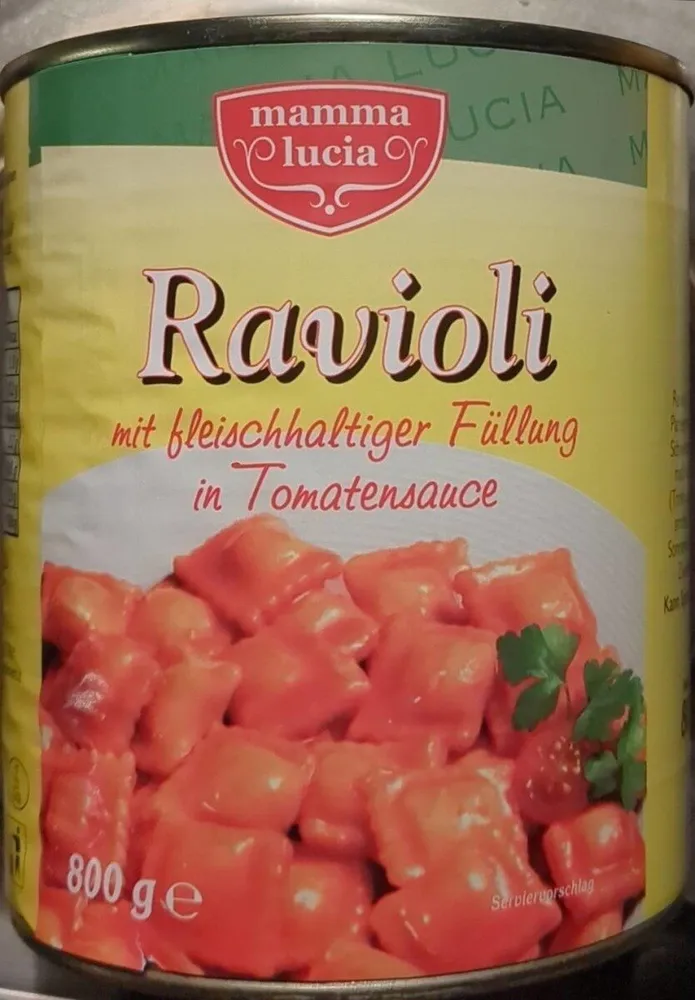 Ravioli mit fleischhaltiger Füllung in Tomatensauce