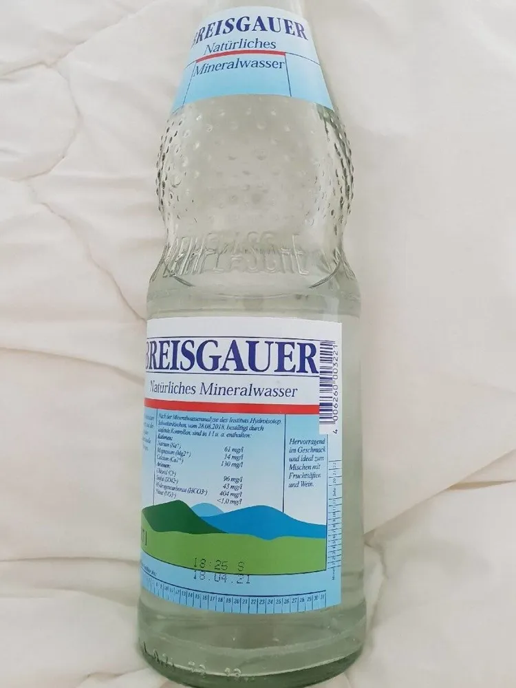 Natürliches Mineralwasser