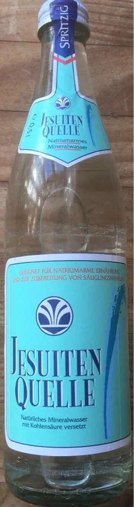 Natürliches Mineralwasser mit Kohlensäure versetzt