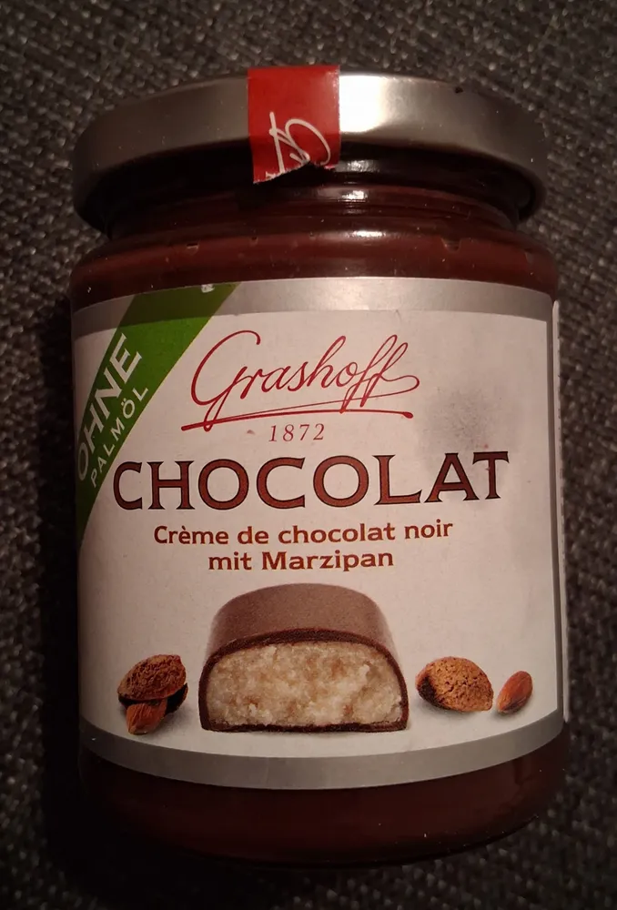 Dunkle Schokoladencreme - mit Marzipan und gerösteten Mandeln