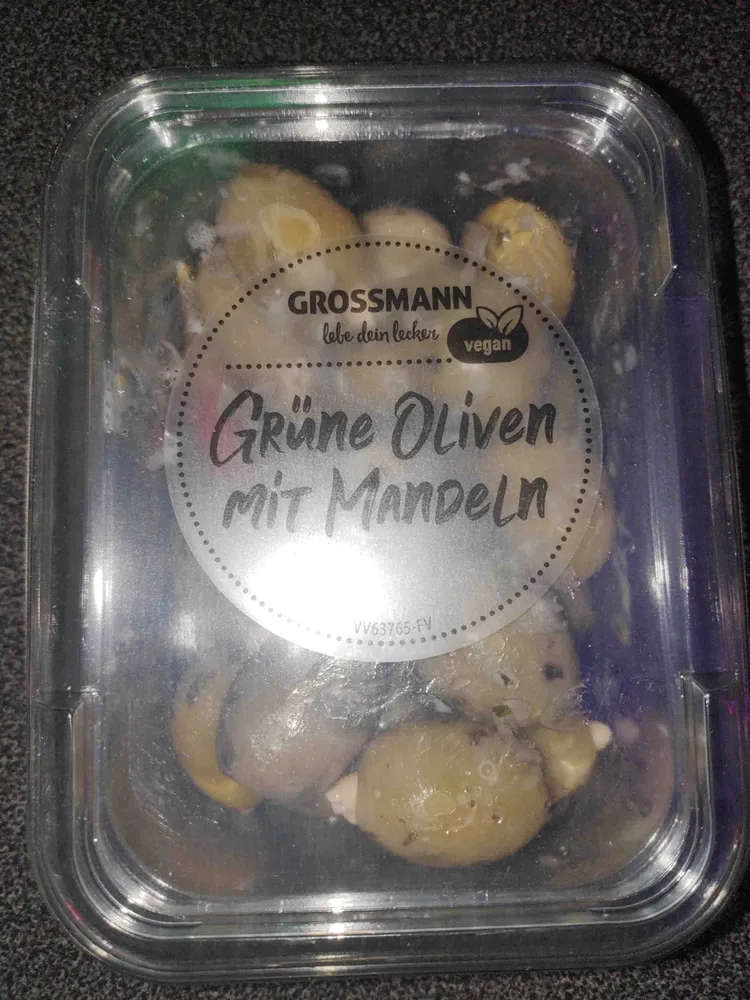 Grüne Oliven mit Mandeln