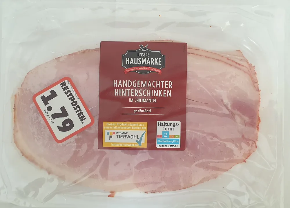 Handgemachter Hinterschinken im Chilimantel, geräuchert