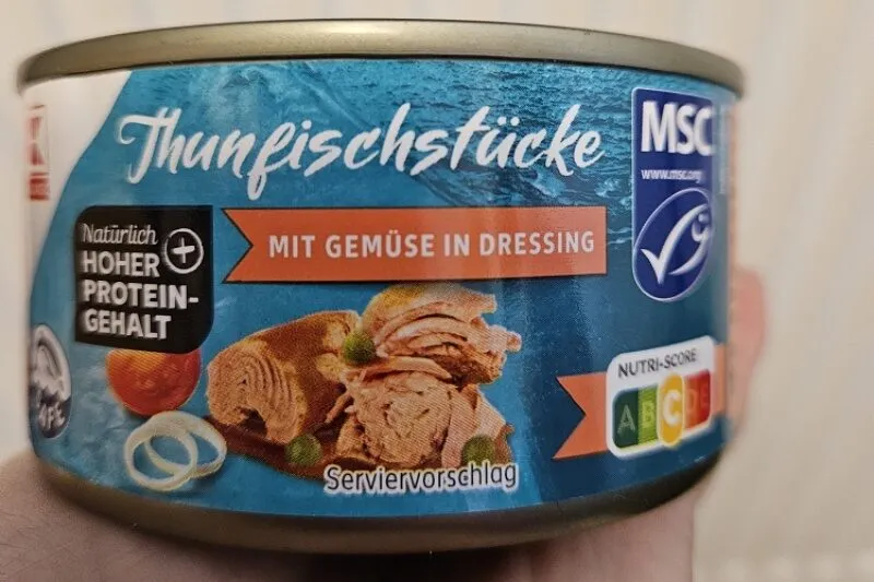 Thunfischstücke mit Gemüse in Dressing