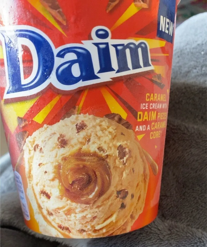 CARAMEL ICE CREAM WITH DAIM PIECES AND A CARAMEL CORE