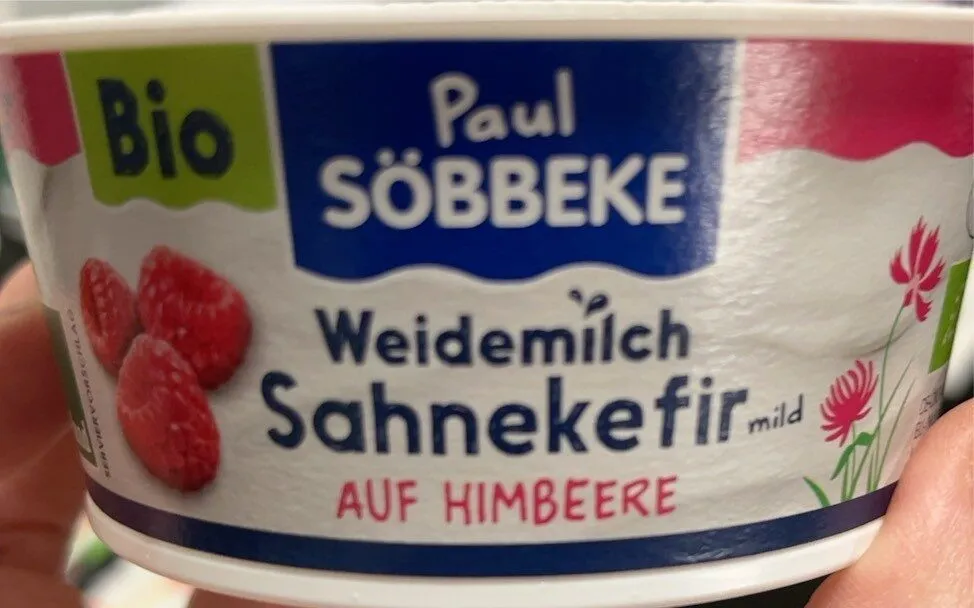 Weidemilch Sahnekefir auf Himbeere