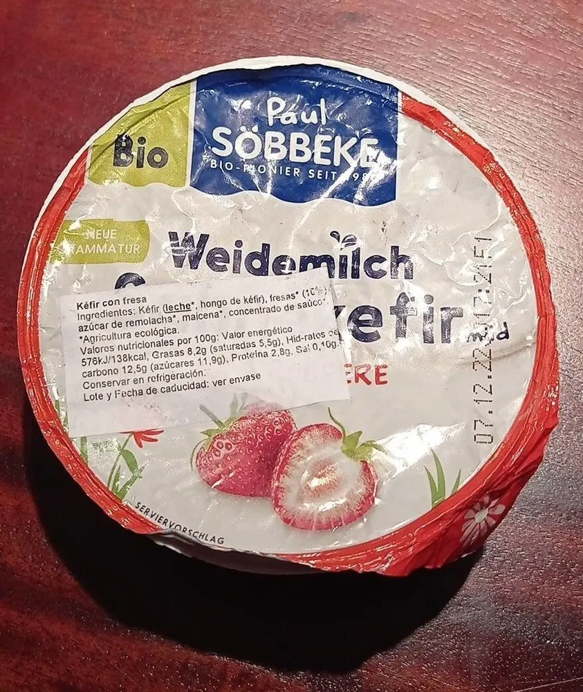 Weidemilch Sahnekefir auf erdbeere