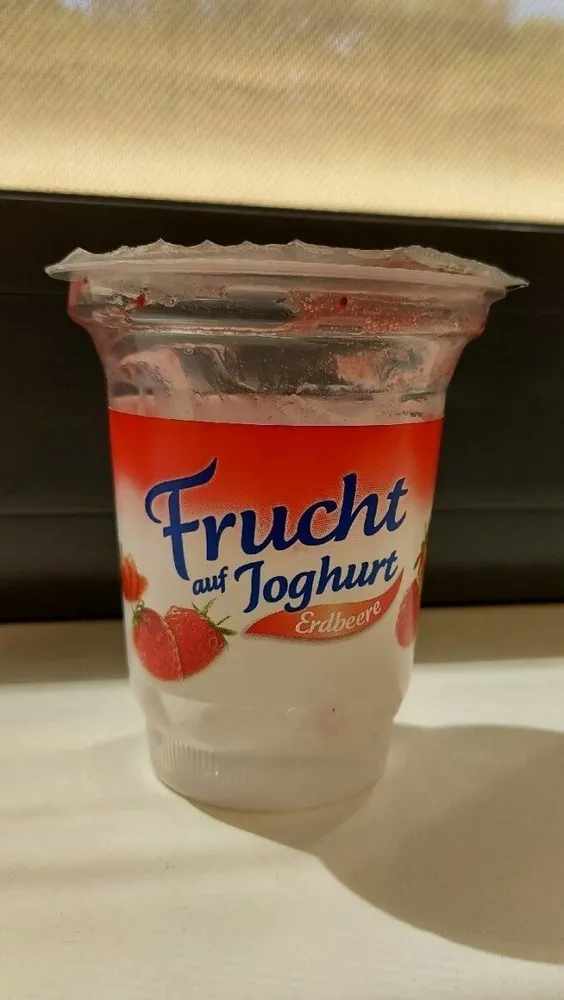 Erdbeerzubereitung auf gesüßtem Joghurt mild