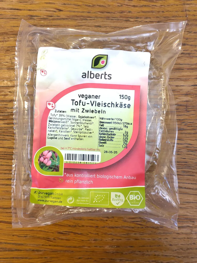 Tofu-Vleischkäse mit Zwiebeln