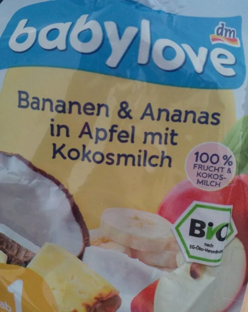 Bananen und Ananas in Apfel mit Kokosmilch