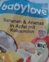 Bananen und Ananas in Apfel mit Kokosmilch