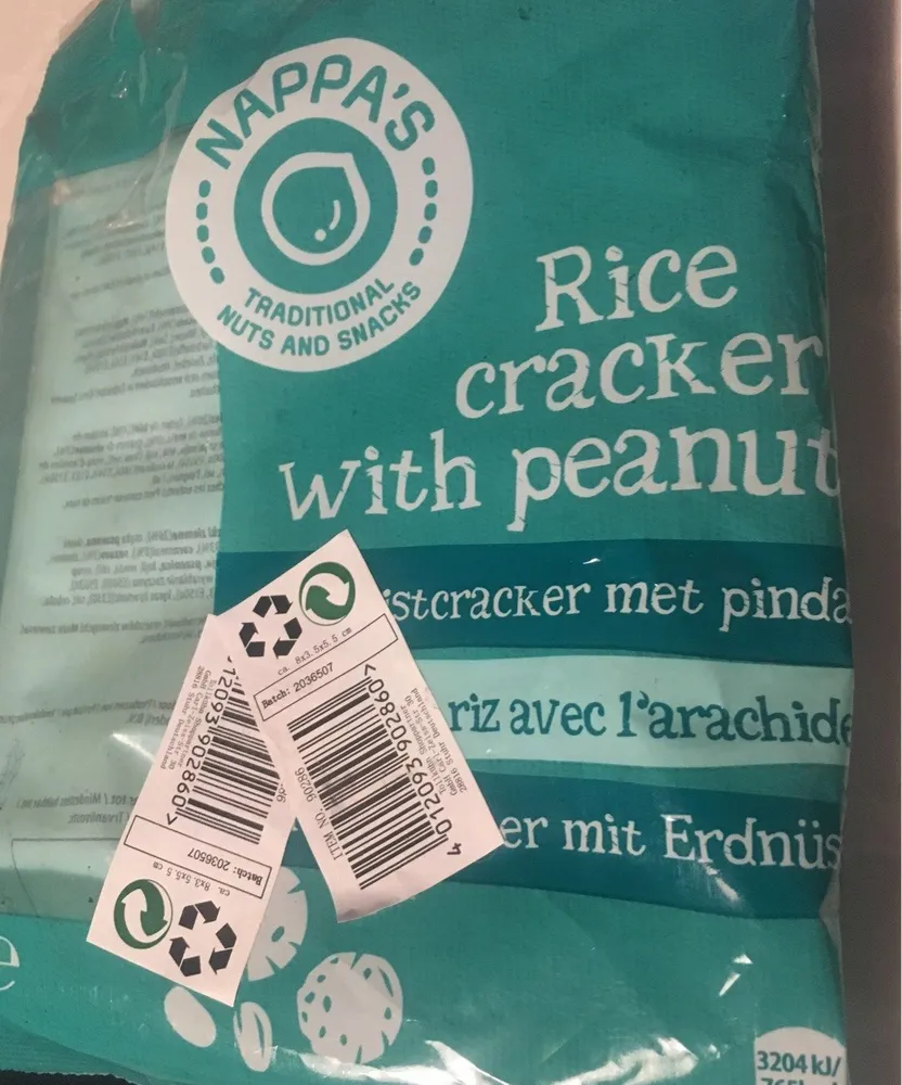 Rice cracker with peanuts