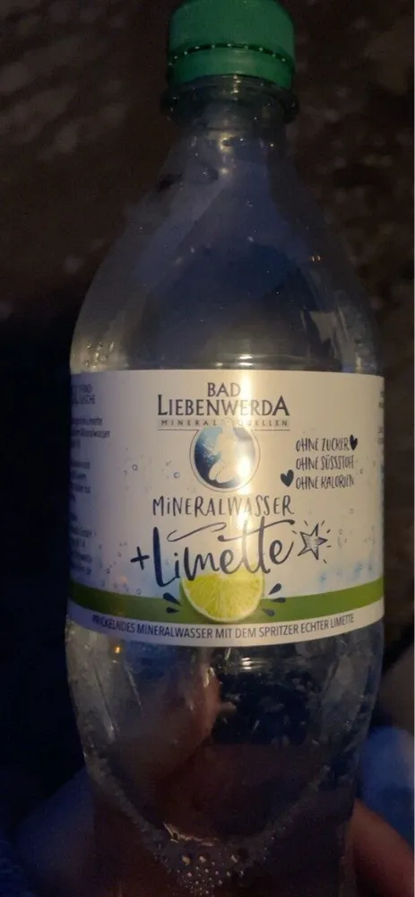 Mineralwasser mit Limette