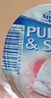 Pudding mit Erdbeergeschmack und aufgeschlagener Sahne