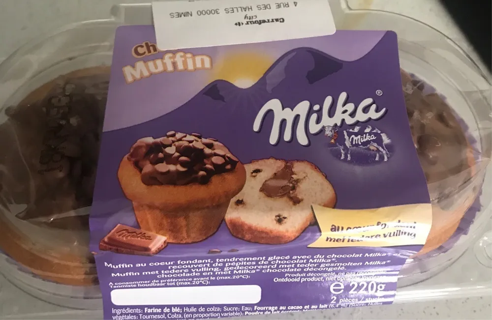 Muffin au coeur fondant tendrement glace avec du chocolat Milka