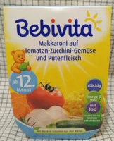 Makkaroni auf Tomaten-Zucchini-Gemüse und Putenfleisch