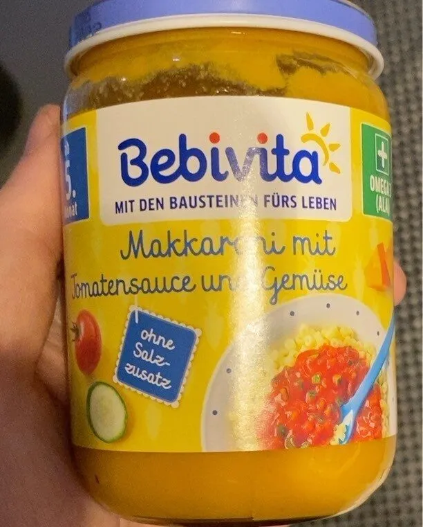 Makkaroni mit Tomatensauce und Gemüse