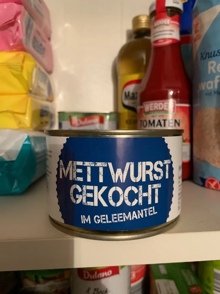 Mettwurst gekocht im Geleemantel