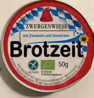 Brotzeit mit Zwiebeln und Gewürzen