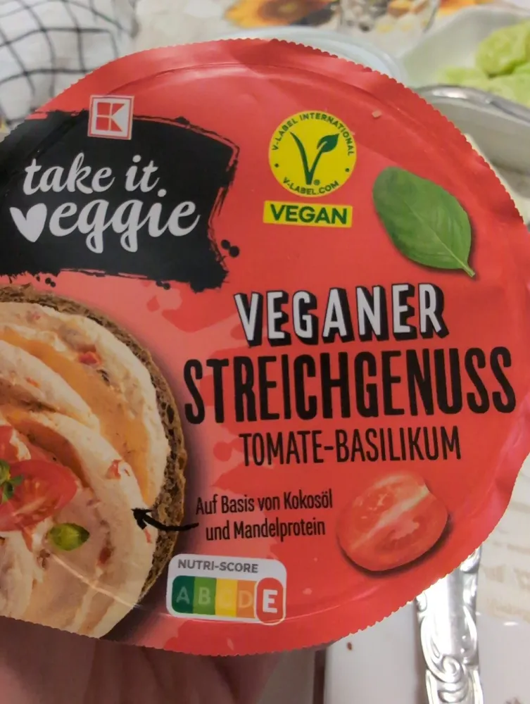 Veganer Streich Genuss Tomate Basilikum