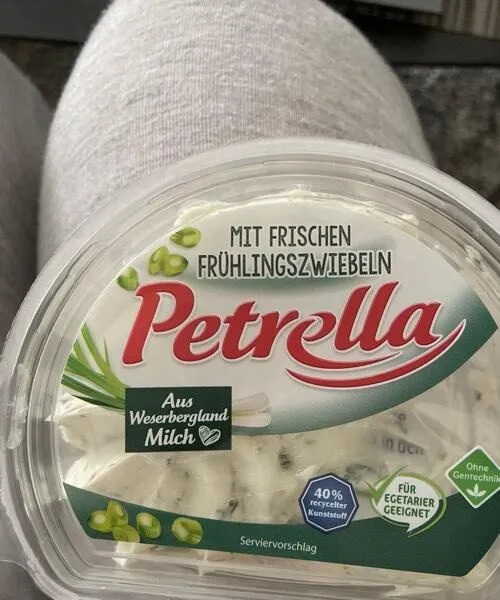Petrella mit Frühlingszwiebeln