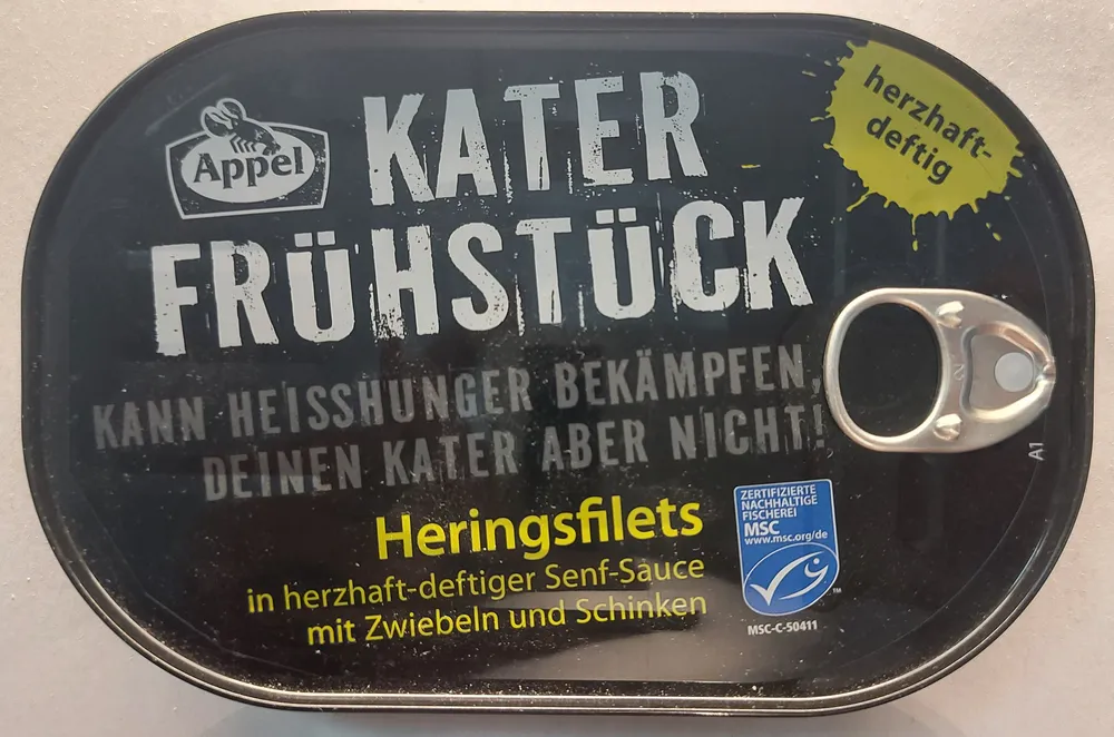 Heringsfilets in herzhaft-deftiger Senf-Sauce mit Zwiebeln und Schinken