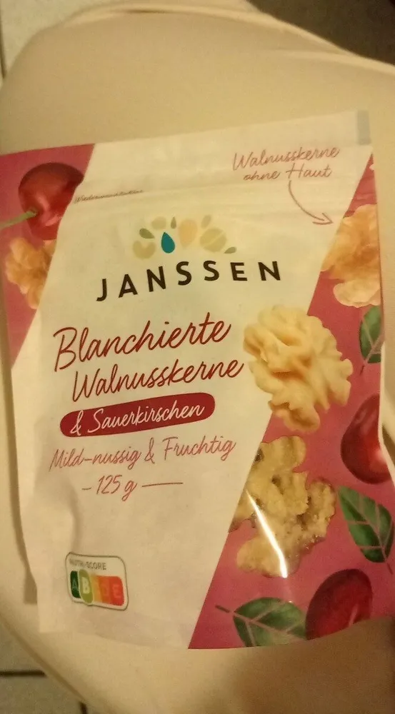 Blanchierte Walnusskerne mit Sauerkirschen
