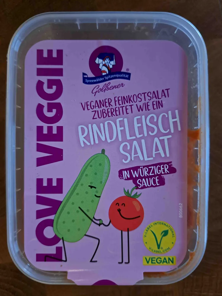 Veganer Feinkostsalat zubereitet wie ein Rindfleisch Salat