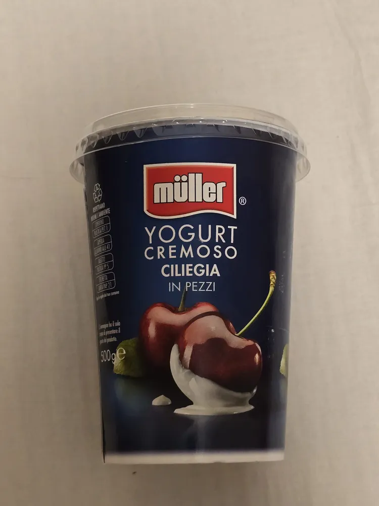 Yogurt cremoso ciliegia in pezzi