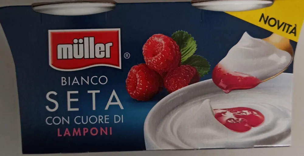 Yogurt bianco seta con cuori di lamponi